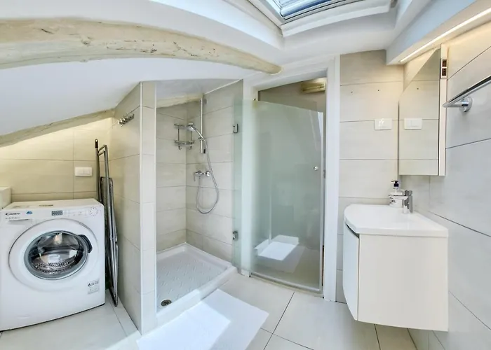 Light In 아파트 풀라