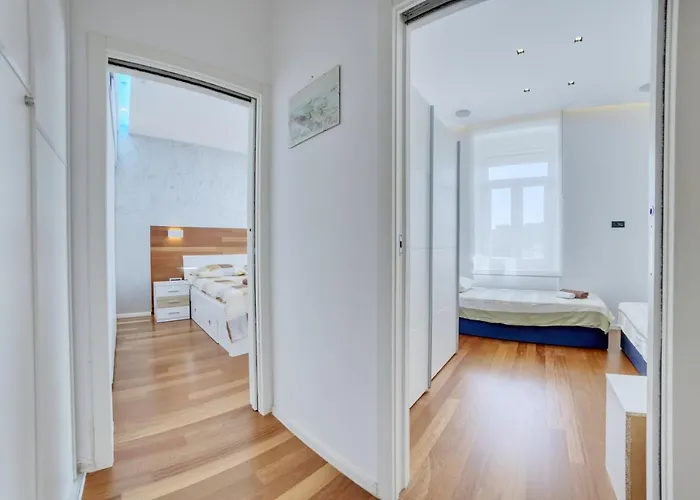 Light In 아파트 풀라