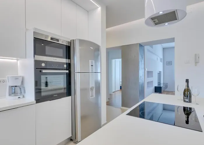 Light In 아파트 풀라