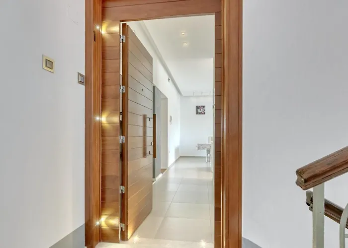 Light In 아파트 풀라