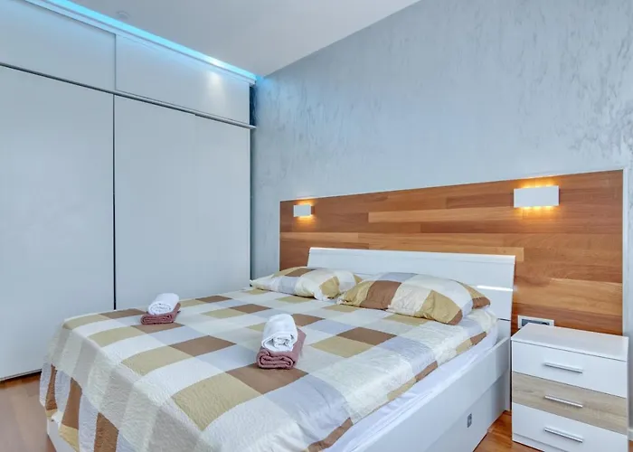 Light In Διαμέρισμα Πούλα