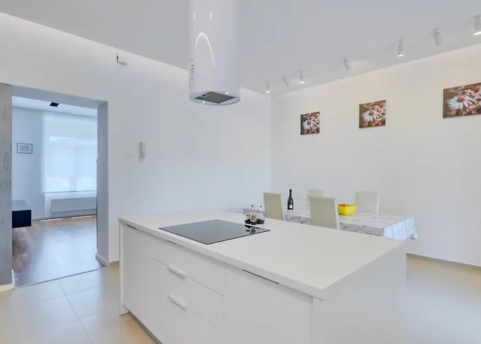 Light In * Πούλα